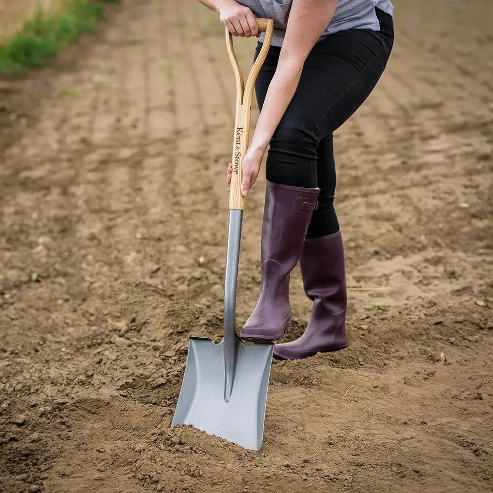 Lopata Patrata KENT & STOWE din otel carbon, maner lemn frasin, FSC 100%, 109 cm, 10 ani de garantie