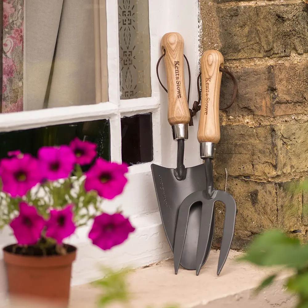 Furca manuala gradina Kent & Stowe din otel carbon forjat, 31 cm, dinti ascutiti, maner lemn frasin FSC, garantie 10 ani