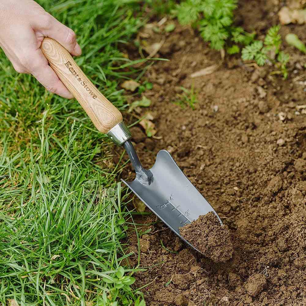 Cazma mica Plantator manual KENT & STOWE din otel carbon, maner lemn frasin, 32.5 cm, Garantie de 10 ani