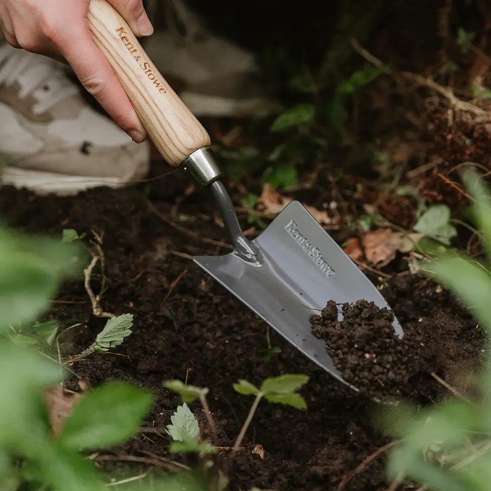 Plantator manual KENT & STOWE din otel carbon, lopatica pentru plantare si repicare, maner din lemn de frasin, 15 ani de garantie