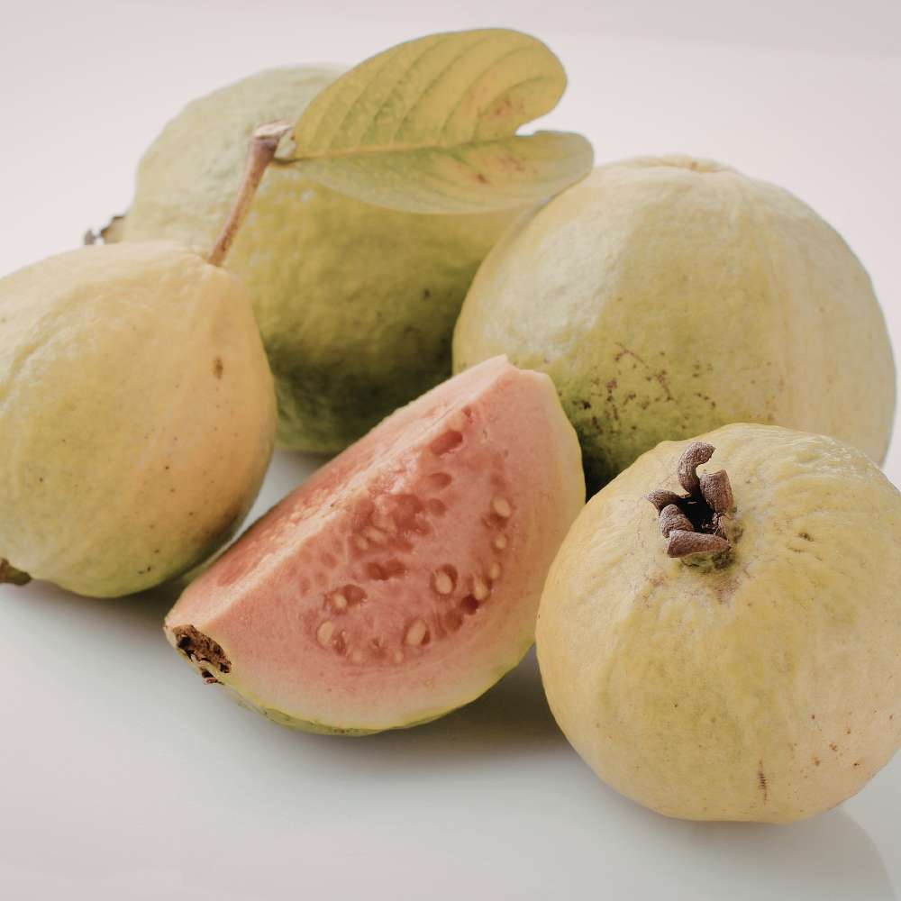 Fructul Guava Cattley (Psidium cattleyanum), exotic cu fructe rosii dulce-acrisor, aroma capsuni si guava, pulpa alb-crem