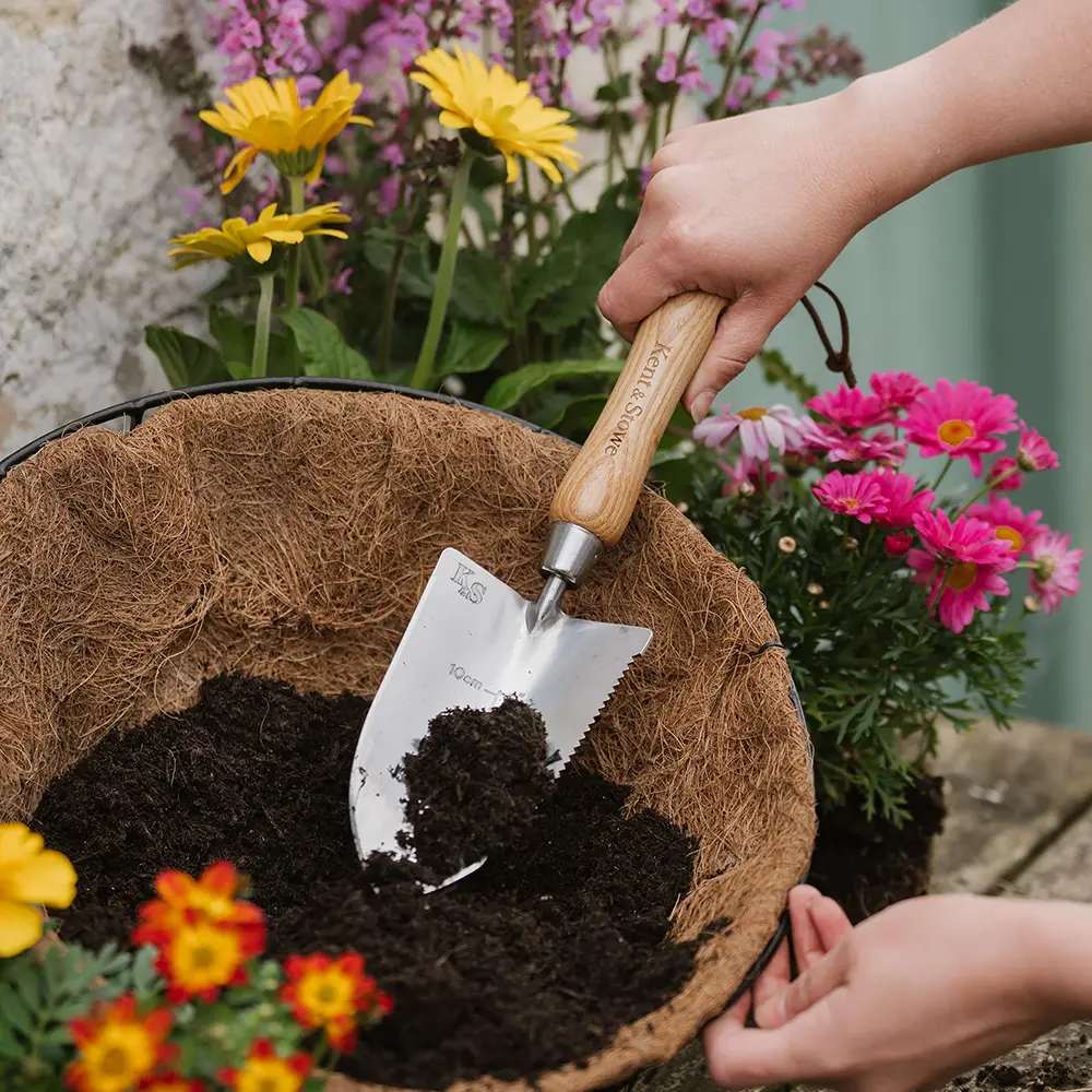 Lopata manuala multifunctionala KENT & STOWE din inox, maner din lemn de frasin, 32 cm, 15 ani de garantie