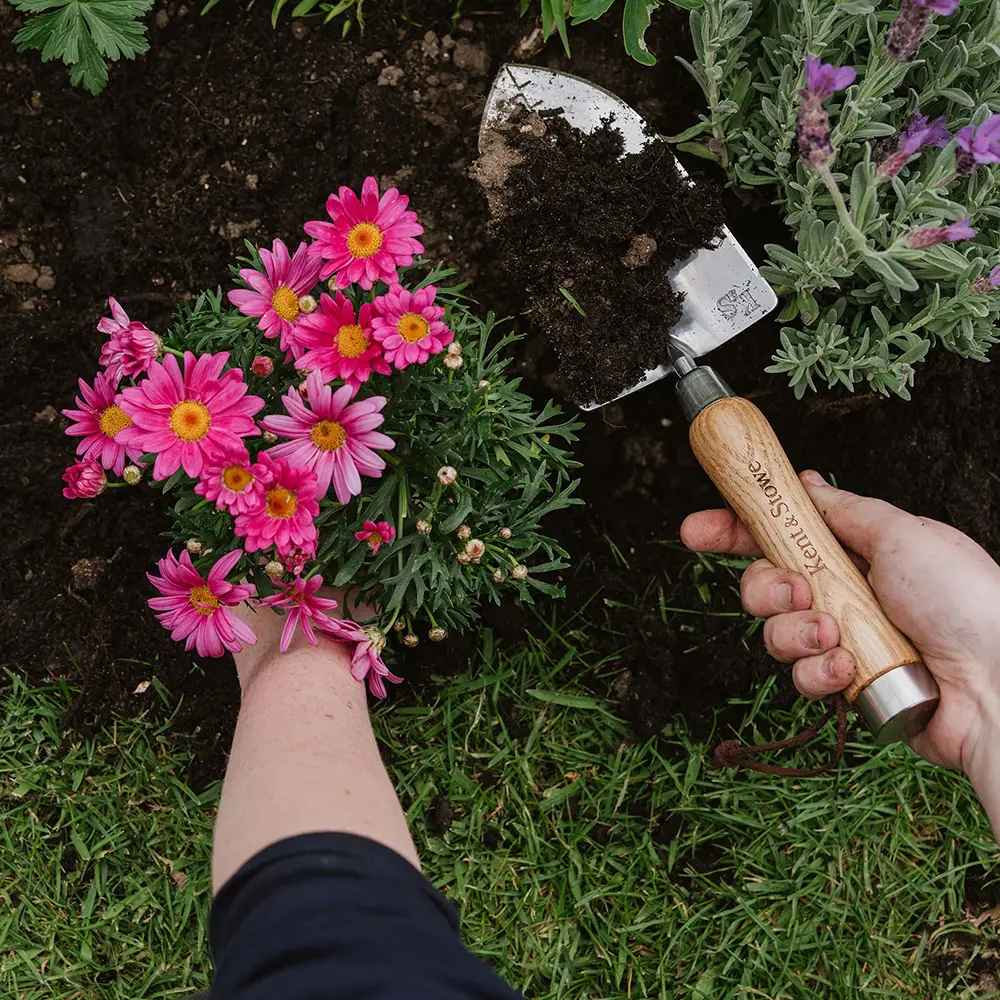 Lopata manuala multifunctionala KENT & STOWE din inox, maner din lemn de frasin, 32 cm, 15 ani de garantie