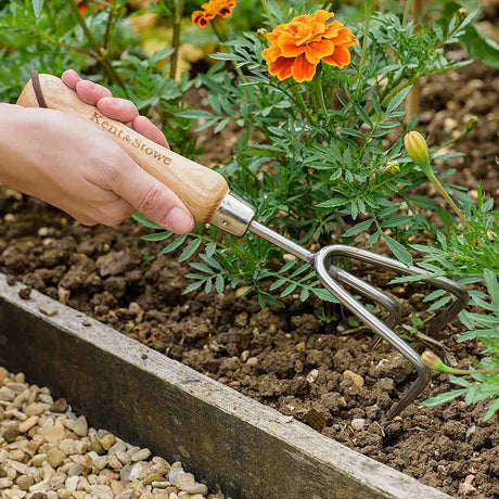 Cultivator manual KENT & STOWE cu 3 dinti din inox, maner din lemn de frasin, 28 cm, 15 ani de garantie