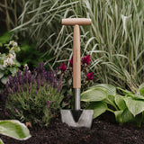 Cazma gradina perene KENT & STOWE din otel inoxidabil, maner lemn frasin, 54 cm, 15 ani de garantie