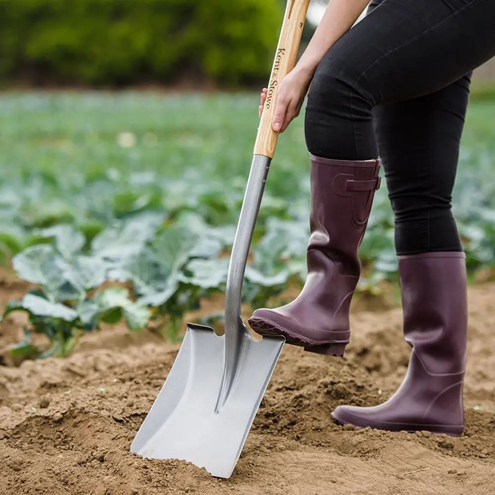 Lopata Patrata KENT & STOWE din otel carbon, maner lemn frasin, FSC 100%, 109 cm, 10 ani de garantie