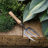 Furca manuala gradina Kent & Stowe din otel carbon forjat, 31 cm, dinti ascutiti, maner lemn frasin FSC, garantie 10 ani