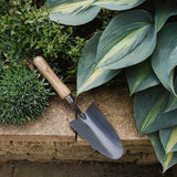 Lopatica gradina Kent & Stowe din otel carbon, maner lemn frasin FSC, pentru plantare si transplantare, garantie 10 ani