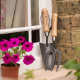 Lopatica gradina Kent & Stowe din otel carbon, maner lemn frasin FSC, pentru plantare si transplantare, garantie 10 ani