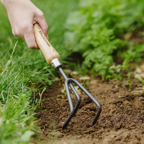 Cultivator de mana KENT & STOWE cu 3 dinti, otel inoxidabil, coada lemn frasin, 28 cm