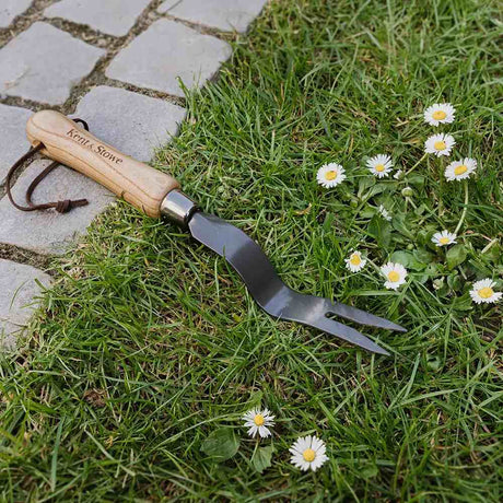 Extractor buruieni manual Kent & Stowe din otel carbon, 2 brate, maner lemn frasin FSC, 32 cm, pentru papadie si gazon