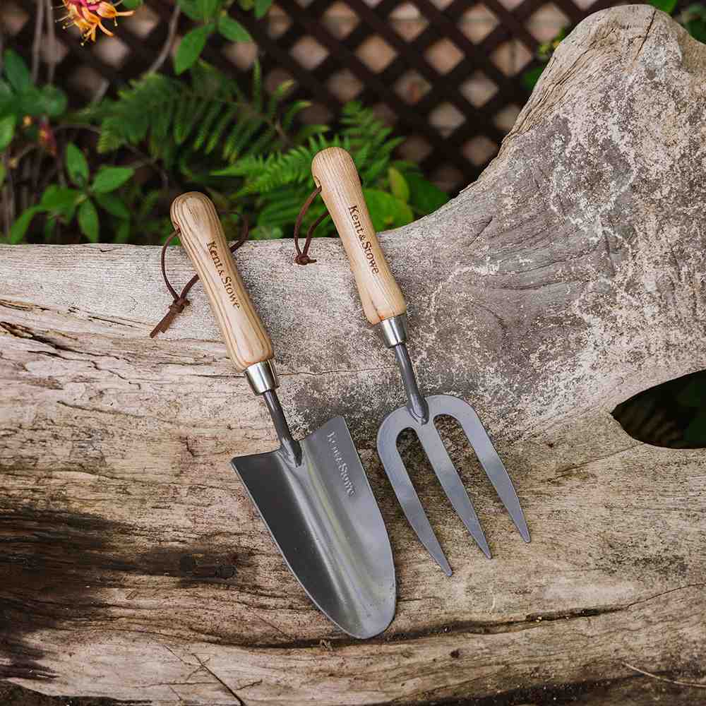 Plantator manual KENT & STOWE din otel carbon, lopatica pentru plantare si repicare, maner din lemn de frasin, 15 ani de garantie