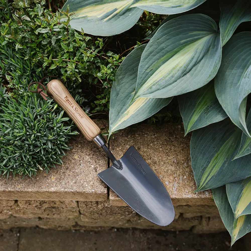 Plantator manual KENT & STOWE din otel carbon, lopatica pentru plantare si repicare, maner din lemn de frasin, 15 ani de garantie