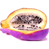 Vita de ciocolata (Akebia quinata), cu flori parfumate violet-rosiatica, si fructele exotice, cataratoare